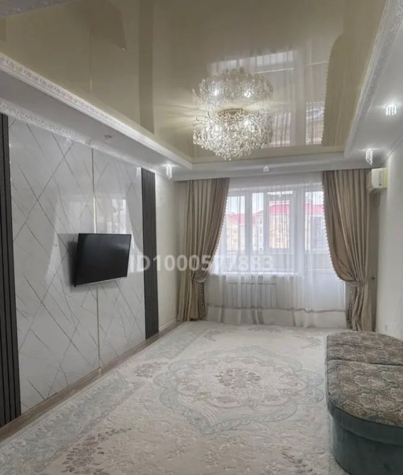 Гостиная с большим окном и изящной люстрой