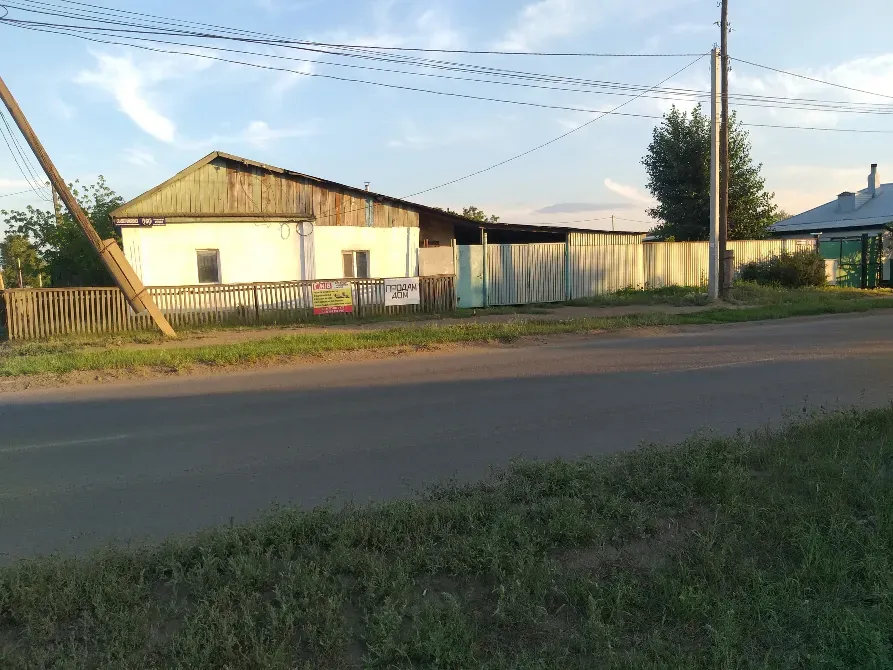 Ауылдағы көшеде үйлер мен қоршау