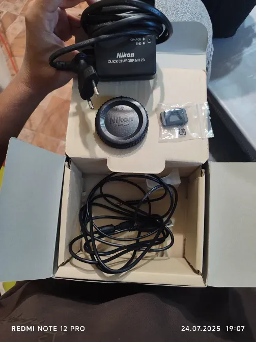 зарядное устройство Nikon MH-23 в коробке с аксессуарами