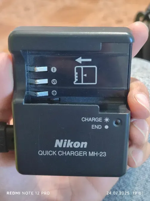 передняя сторона зарядного устройства Nikon MH-23