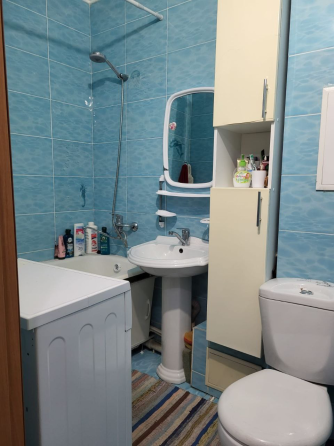 Интерьер гостиной с диваном и растениями