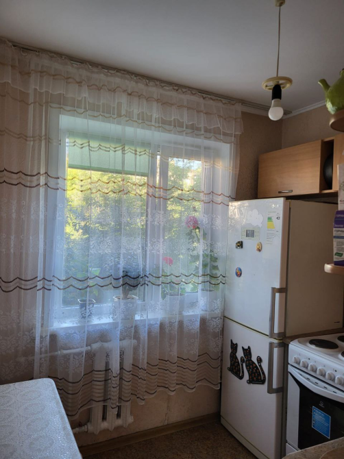 Кухня с окнами и холодильником