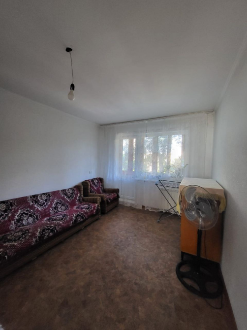 Пустая комната с диванами и окном