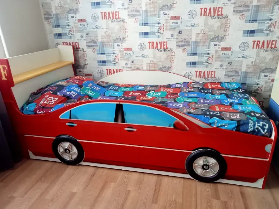 Автомобиль дизайны мен балаларға арналған қызықты жапқышы бар екі қабатты жатақ