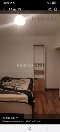 Кухня с белыми шкафами и бытовой техникой