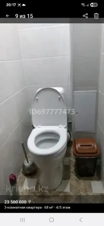 Кухня с белыми шкафами и бытовой техникой