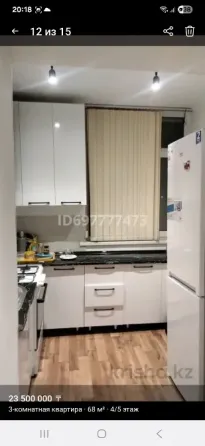 Кухня с белыми шкафами и бытовой техникой