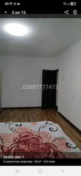 Комната с ковром и открытой дверью