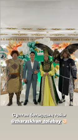 Танцевальная группа в национальных костюмах на праздничном мероприятии