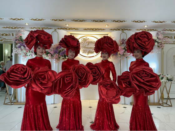 Танцевальная группа в национальных костюмах на праздничном мероприятии