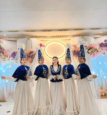 Танцевальная группа в национальных костюмах на праздничном мероприятии