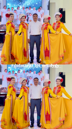 Танцевальная группа в национальных костюмах на праздничном мероприятии