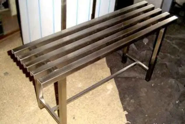 Современная металлическая скамейка с гладкой поверхностью и минималистичным дизайном