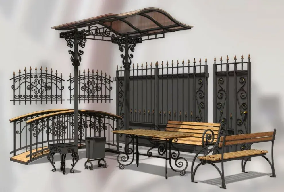 Декоративная уличная мебель с кованными элементами и деревянными сиденьями
