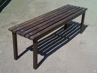 Простая деревянная скамейка с горизонтальными планками