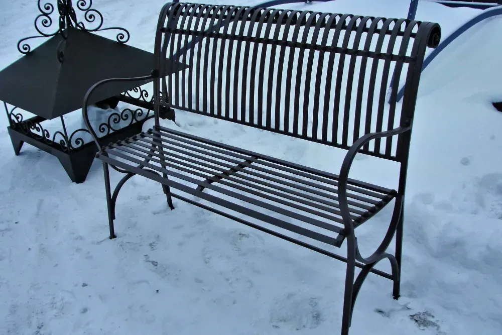 Металлическая скамейка с продольными линейками и стильным дизайном