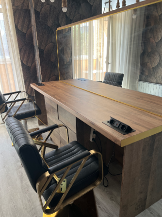 Современный рабочий стол с большим зеркалом и металлическими стульями