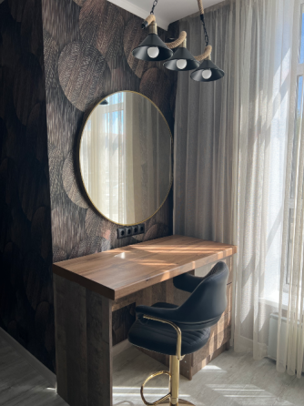 Современный рабочий стол с большим зеркалом и металлическими стульями