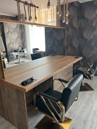 Современный рабочий стол с большим зеркалом и металлическими стульями