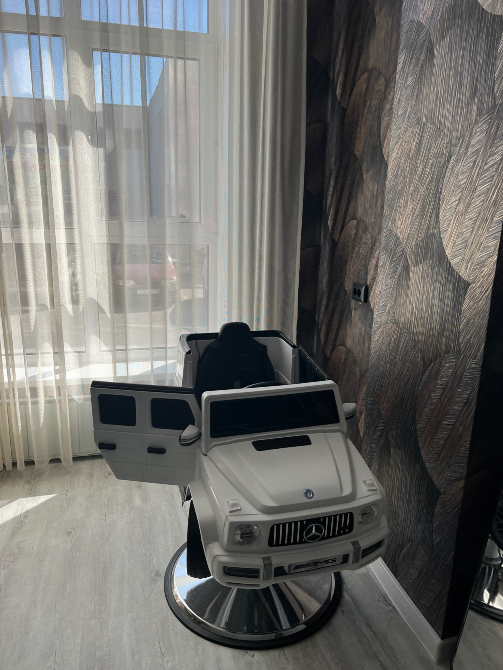 Интерьердегі ойыншық машина