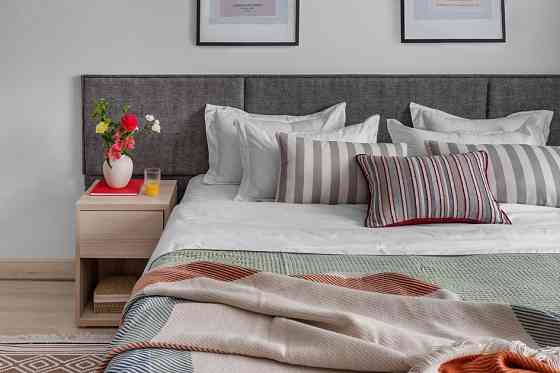 Современная кухня с барной стойкой и зоной для обеда