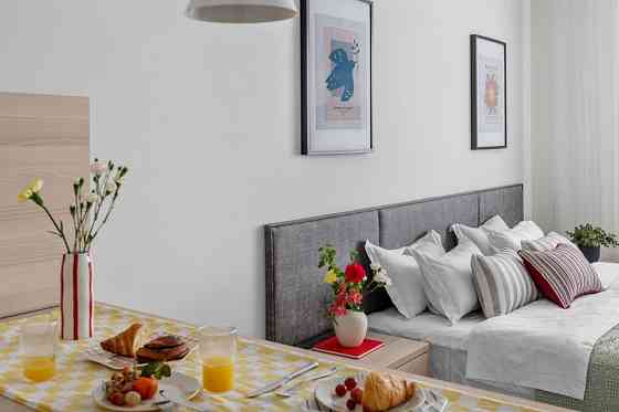 Современная кухня с барной стойкой и зоной для обеда