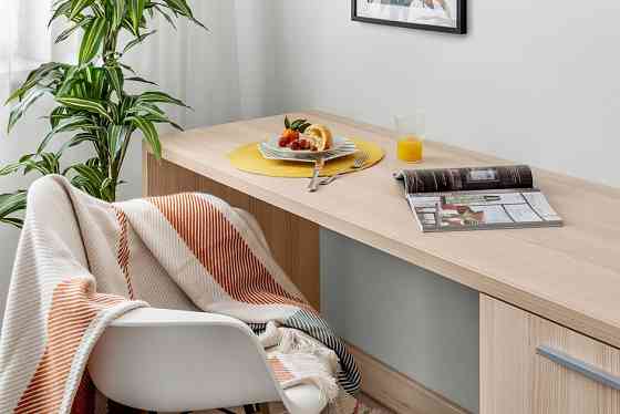 Современная кухня с барной стойкой и зоной для обеда