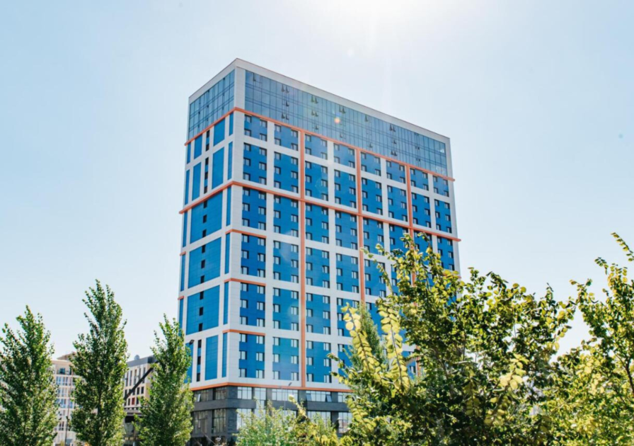 Заманауи көпқабатты ғимараттың фасады