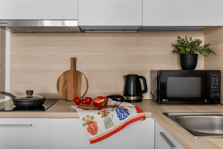 Жемістер мен электр құралдары бар асүйдің жылы бұрышы