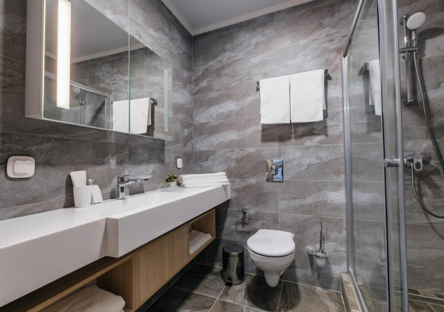 Жиһазбен және заманауи өтеу мүмкіндіктерімен кең жуынатын бөлме