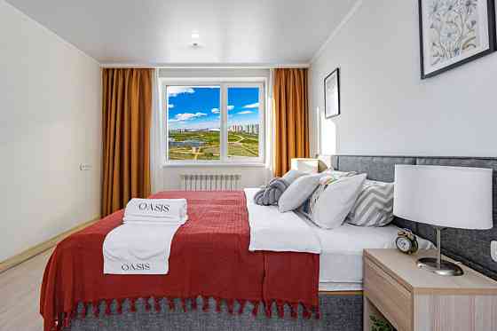 Современный интерьер с кроватью и телевизором в комнате с яркими акцентами