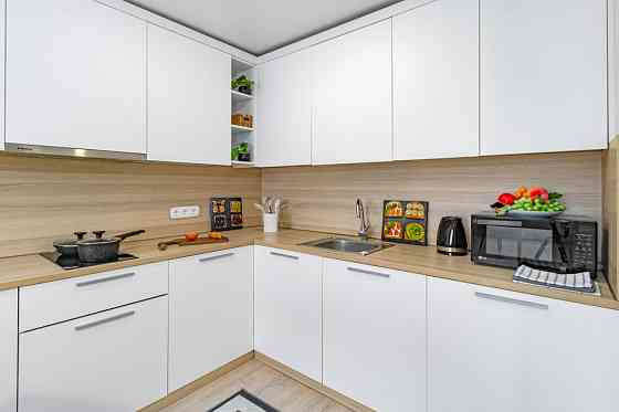 Современный интерьер с кроватью и телевизором в комнате с яркими акцентами