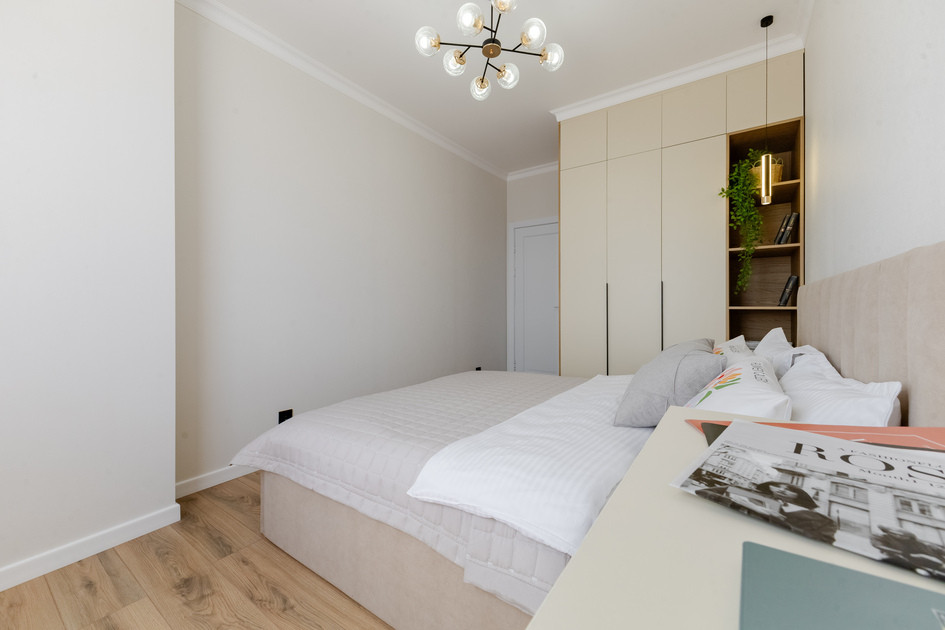 Екі орындық төсек және шаммен жарық жатын бөлме