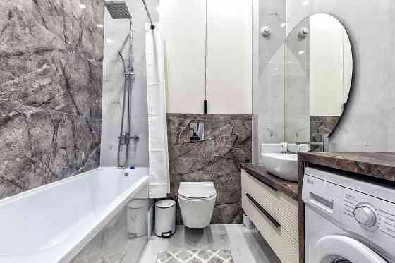 Современная ванная комната с ванной, туалетом и душем