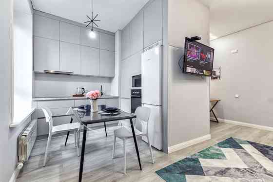 Современная ванная комната с ванной, туалетом и душем