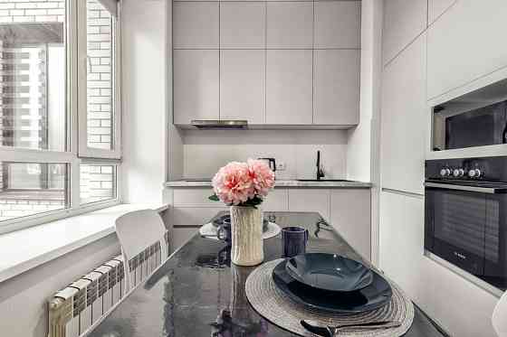 Современная ванная комната с ванной, туалетом и душем