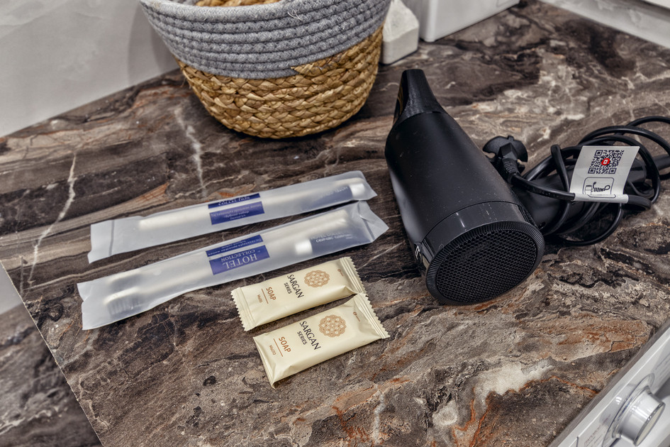 Ыңғайлы жатын бөлмесі: екі адамға арналған кереует және айна