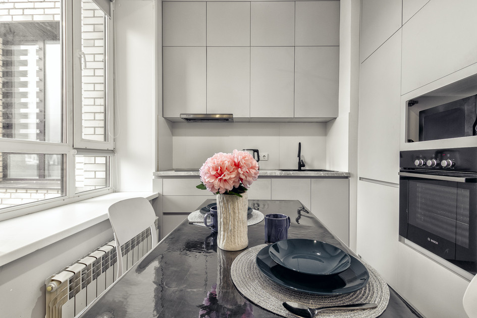 Заманауи ас үй: ас үстелі мен гүлдер