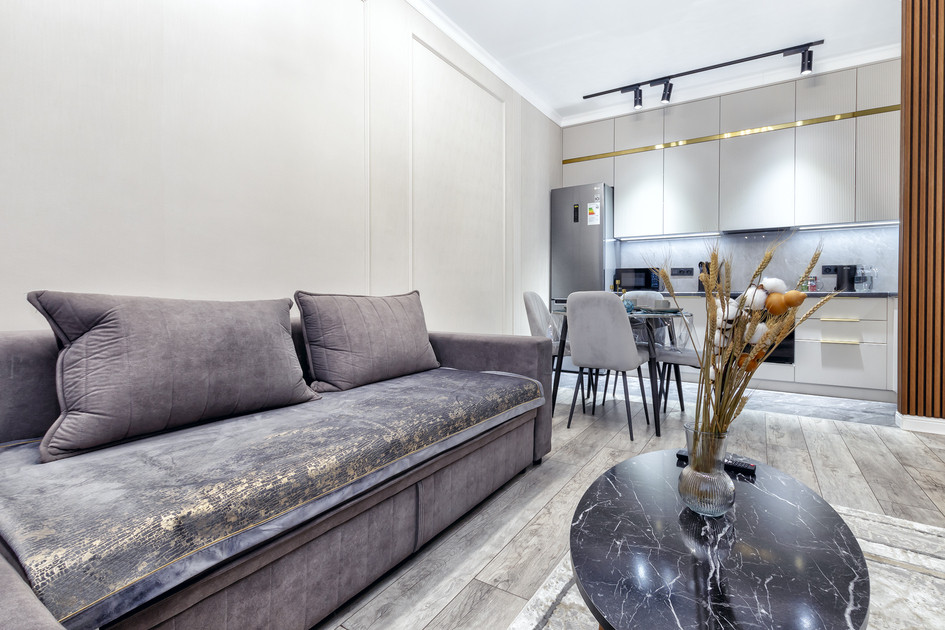 Жайлы демалыс аймағы диван және ас үстелімен