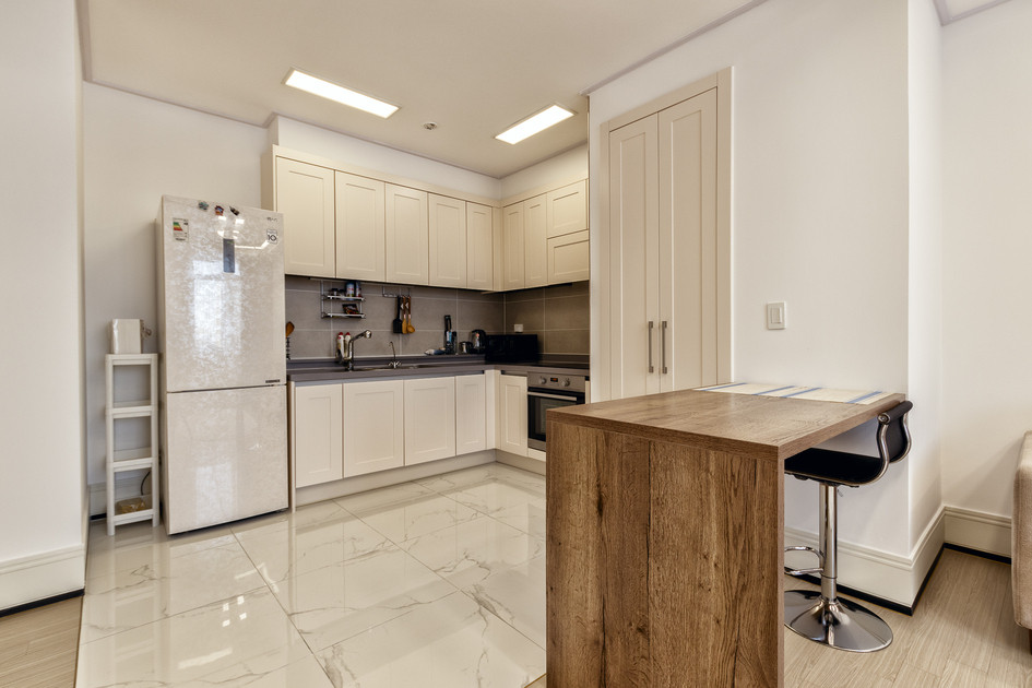 Крупный план кухни с холодильником и плитой