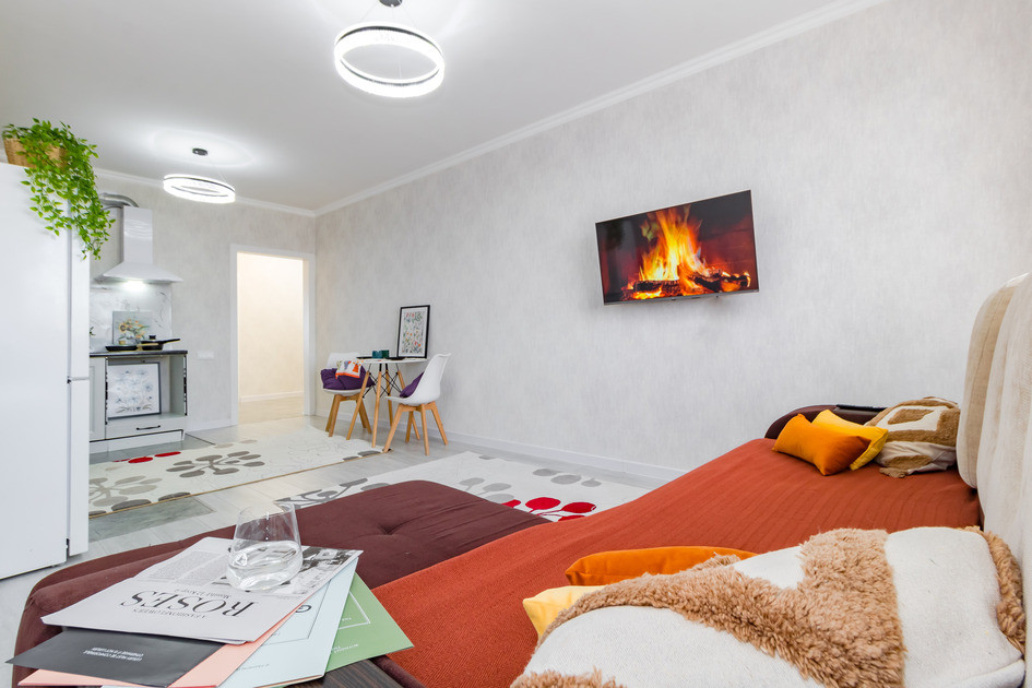 Ыңғайлы қонақ бөлмесі диванмен және теледидармен