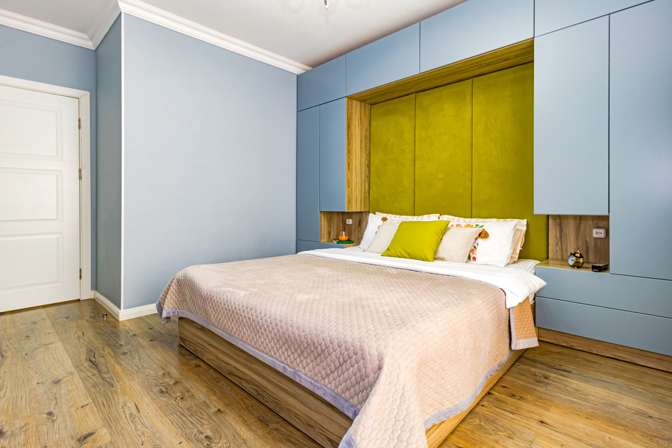 Современная спальня с комфортной кроватью и светлыми тонами