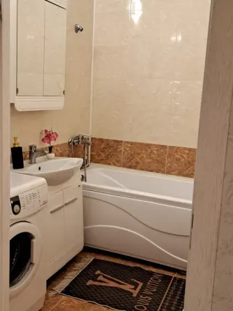 узкий коридор с гардеробом и полками