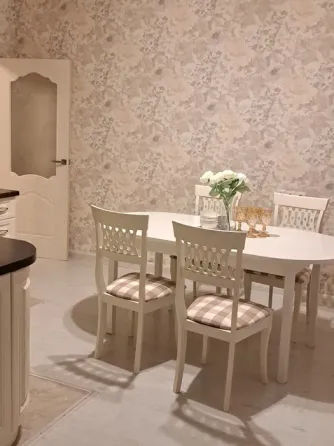 узкий коридор с гардеробом и полками