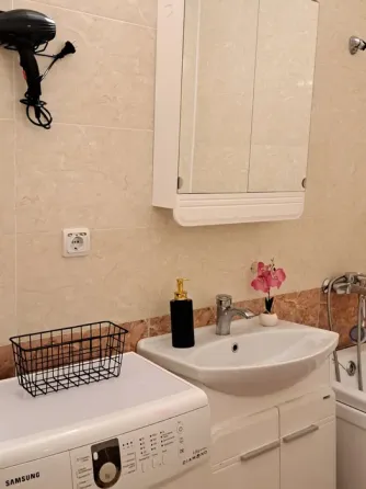 узкий коридор с гардеробом и полками