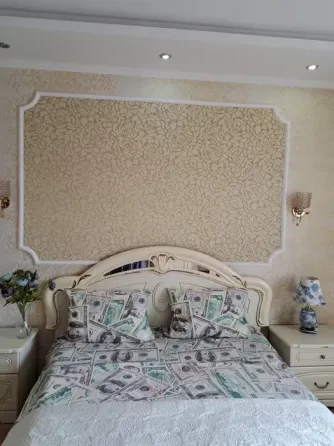 Кровать с постельным бельем в стиле долларов в спальне с хрустальной люстрой