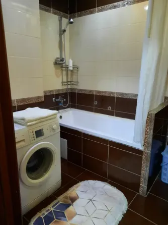 Кровать с постельным бельем в стиле долларов в спальне с хрустальной люстрой