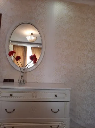 Кровать с постельным бельем в стиле долларов в спальне с хрустальной люстрой