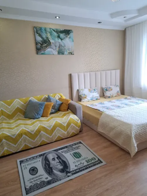 Спальня с кроватью и шкафом в светлых тонах