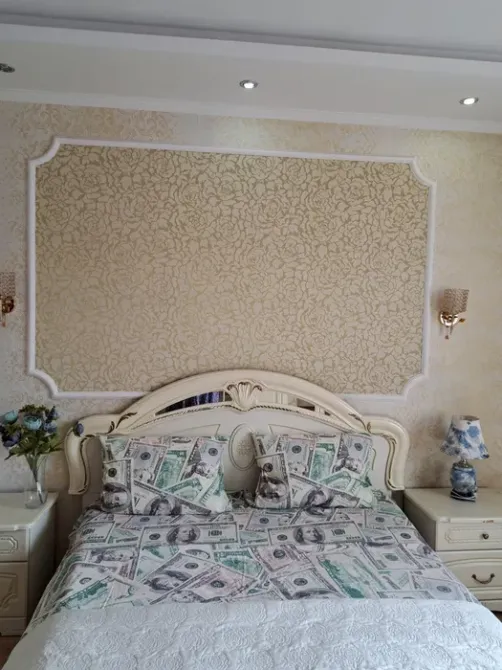 Кровать с подушками в стиле долларов и тумбочками